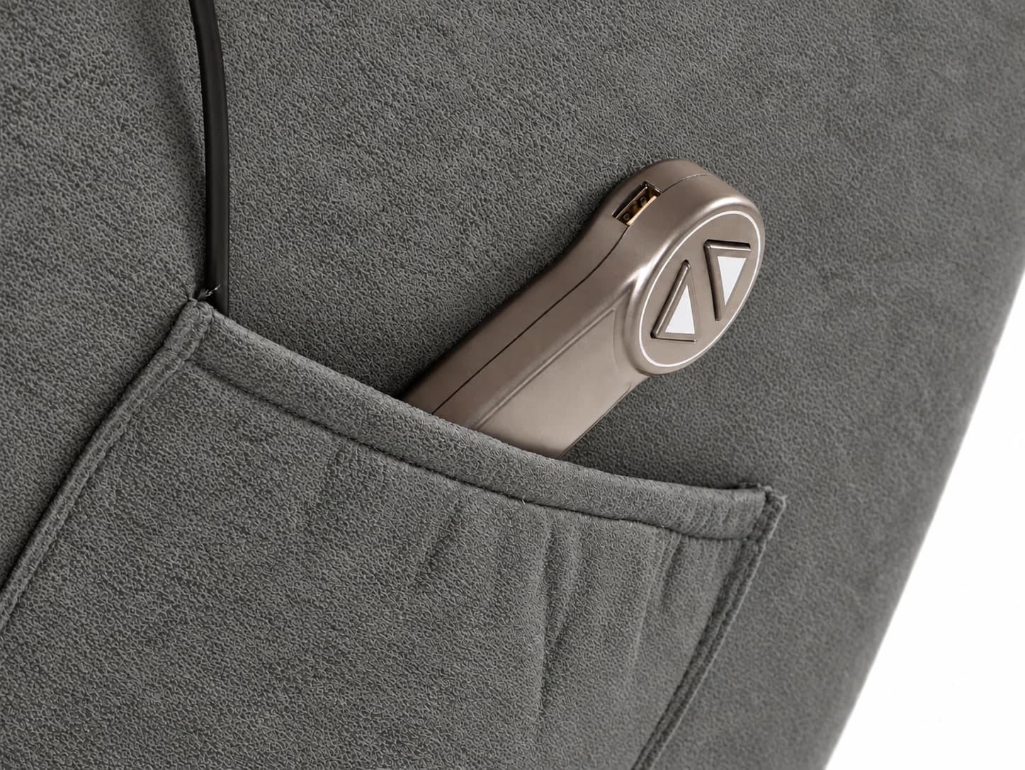 Detalle del mando con USB del sillón Siesta